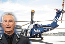 மனைவியைப் பார்க்க போலீஸ் ஹெலிகாப்டரைப் பயன்படுத்திய விக்டோரியா போலீஸ் கமிஷனர்