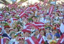 மணிக்கணக்கில் கணவர்களை வேலைக்கு அமர்த்தும் லாட்வியன் பெண்கள்