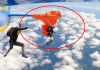 விமானத்தின் வாலில் பாராசூட் உடன் சிக்கிய Skydiver