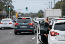 அடிலெய்டில் காரில் இருந்து தூக்கி எறியப்பட்ட குழந்தை
