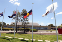 மறைந்த ஆஸ்திரேலிய வீரரின் நினைவாக அரைக்கம்பத்தில் பறக்கவிடப்பட்ட கொடிகள்